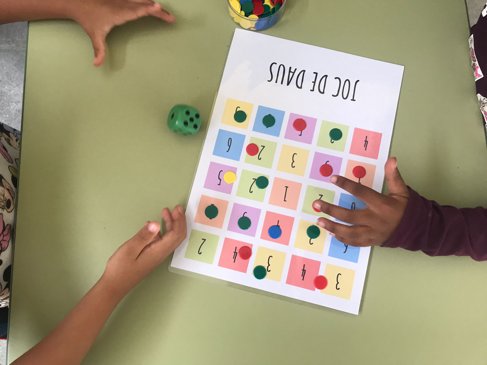 MATES: JOC DE TAULA AMB DAUS (RELACIÓ QUANTITAT - GRAFIA)