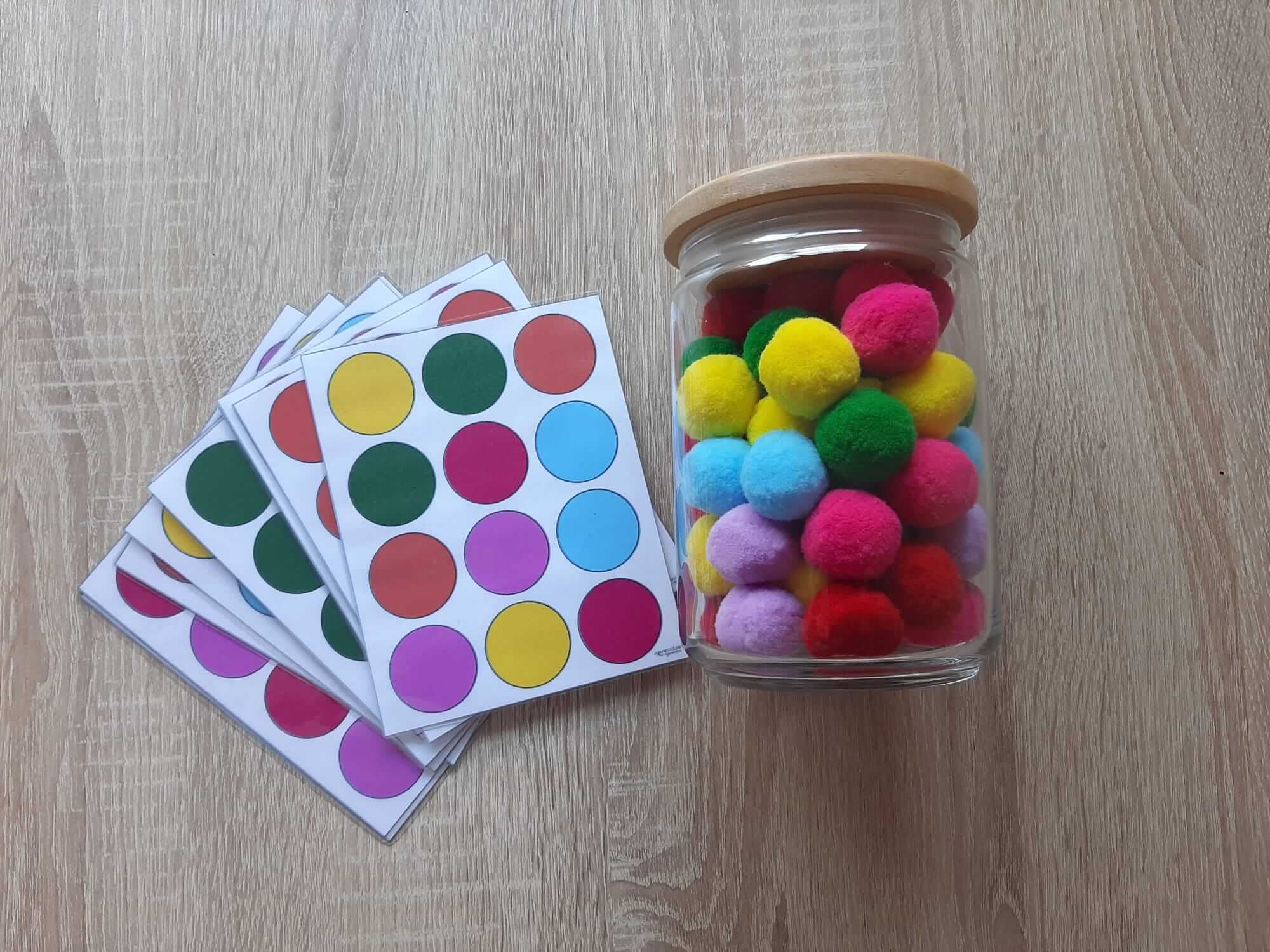 CLASIFICAR POMPONES POR COLORES