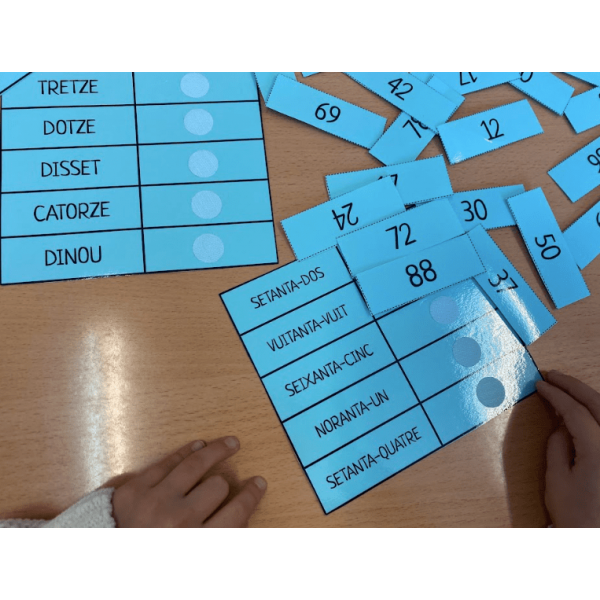ACTIVITAT MATEMÀTIQUES: LECTURA DE NOMBRES. Material manipulatiu. Relaciona paraula i número.