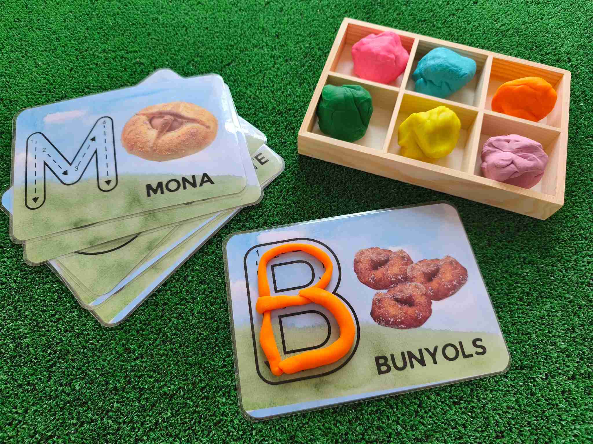 Fem inicials en plastilina