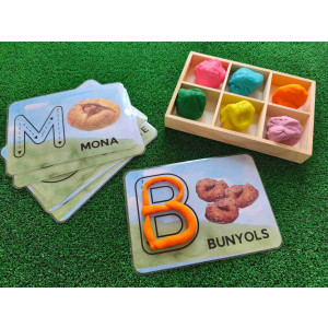 Fem inicials en plastilina